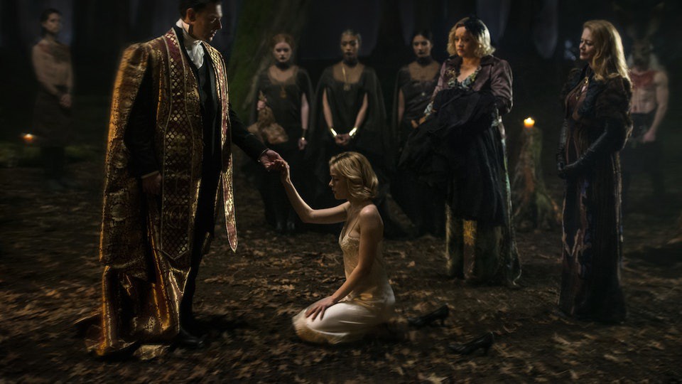 The Chilling Adventures of Sabrina: Cuộc phiêu lưu rùng rợn của cô phù thuỷ nhỏ dưới bàn tay Netflix - Ảnh 7.
