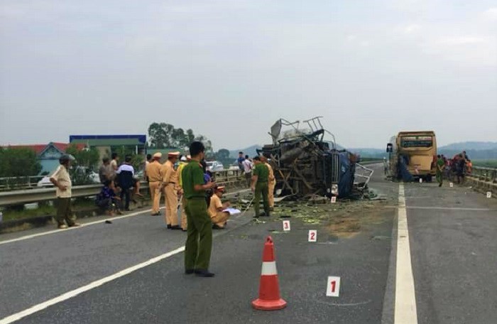 Tông vào đuôi xe khách, xe tải lật nghiêng chắn ngang cao tốc Nội Bài - Lào Cai - Ảnh 1. Tông vào đuôi xe khách, xe tải lật nghiêng chắn ngang cao tốc Nội Bài - Lào Cai - Ảnh 1.