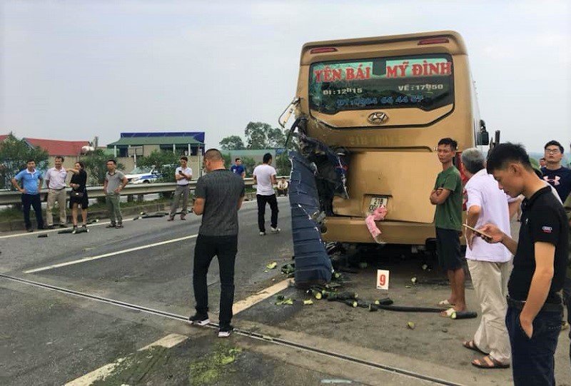 Tông vào đuôi xe khách, xe tải lật nghiêng chắn ngang cao tốc Nội Bài - Lào Cai - Ảnh 2. Tông vào đuôi xe khách, xe tải lật nghiêng chắn ngang cao tốc Nội Bài - Lào Cai - Ảnh 2.