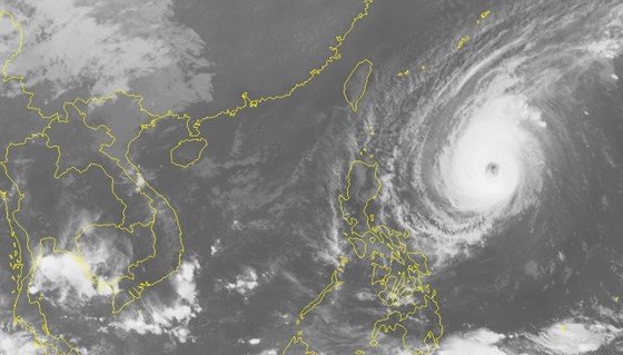 Siêu bão hoạt động gần biển Đông có sức gió gần 200km/h  - Ảnh 1.