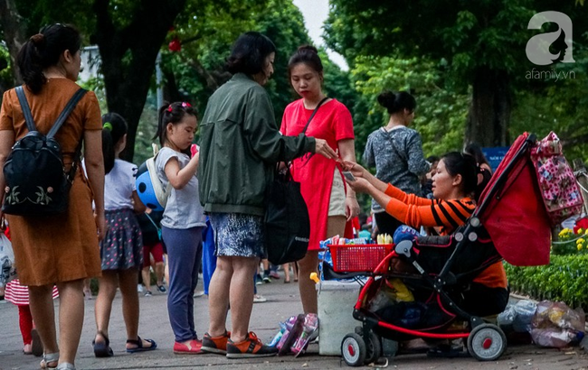Giấc mơ b&ecirc;n chiếc xe n&ocirc;i của mẹ em b&eacute; 4 tuổi, 2 năm kh&ocirc;ng thể kh&eacute;p mi ngủ, cuối tuần đưa nhau l&ecirc;n phố đi bộ b&aacute;n h&agrave;ng - Ảnh 3.