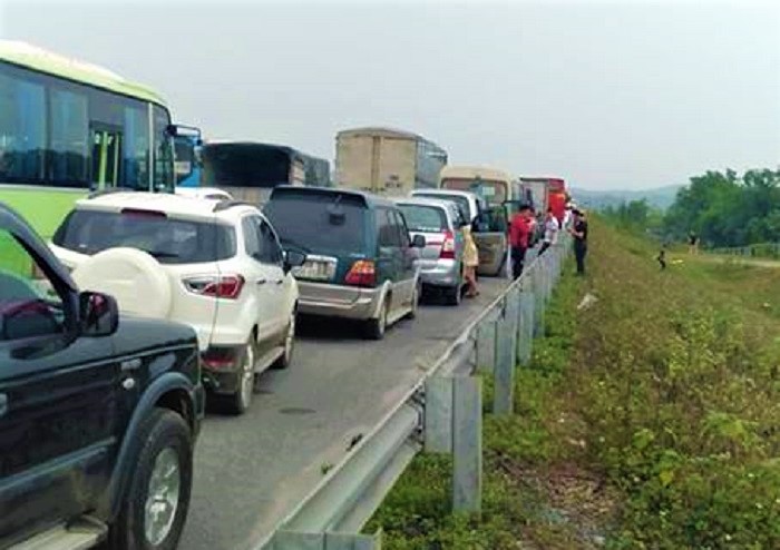 Tông vào đuôi xe khách, xe tải lật nghiêng chắn ngang cao tốc Nội Bài - Lào Cai - Ảnh 4. Tông vào đuôi xe khách, xe tải lật nghiêng chắn ngang cao tốc Nội Bài - Lào Cai - Ảnh 4.