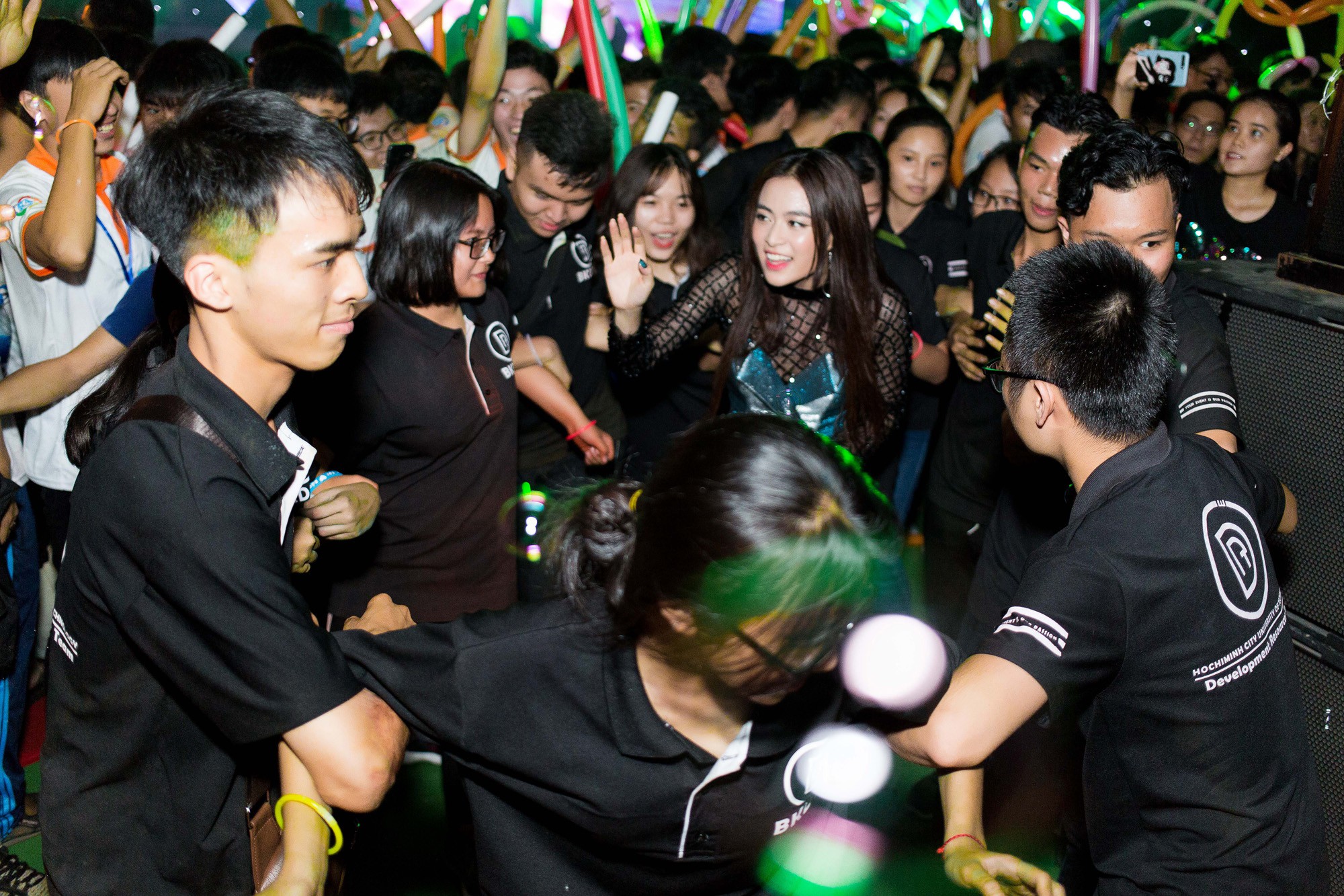 Hoàng Thuỳ Linh gợi cảm hết cỡ, diễn sung trước hàng nghìn sinh viên - Ảnh 6. Hoàng Thuỳ Linh gợi cảm hết cỡ, diễn sung trước hàng nghìn sinh viên - Ảnh 6.