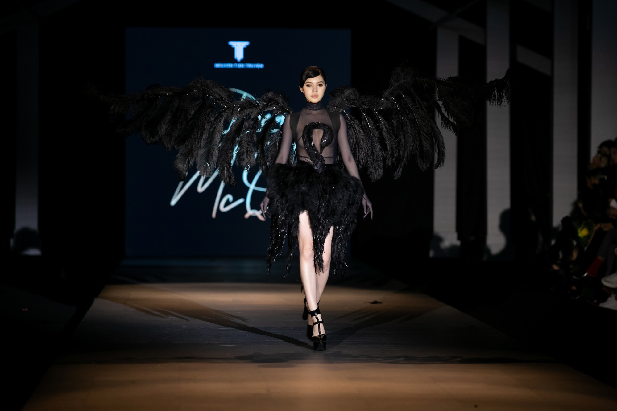 Vedette gắt nhất VIFW mùa này: Jolie Nguyễn hóa thiên nga đen siêu sexy, trở lại runway sau 2 năm - Ảnh 2. Vedette gắt nhất VIFW mùa này: Jolie Nguyễn hóa thiên nga đen siêu sexy, trở lại runway sau 2 năm - Ảnh 2.