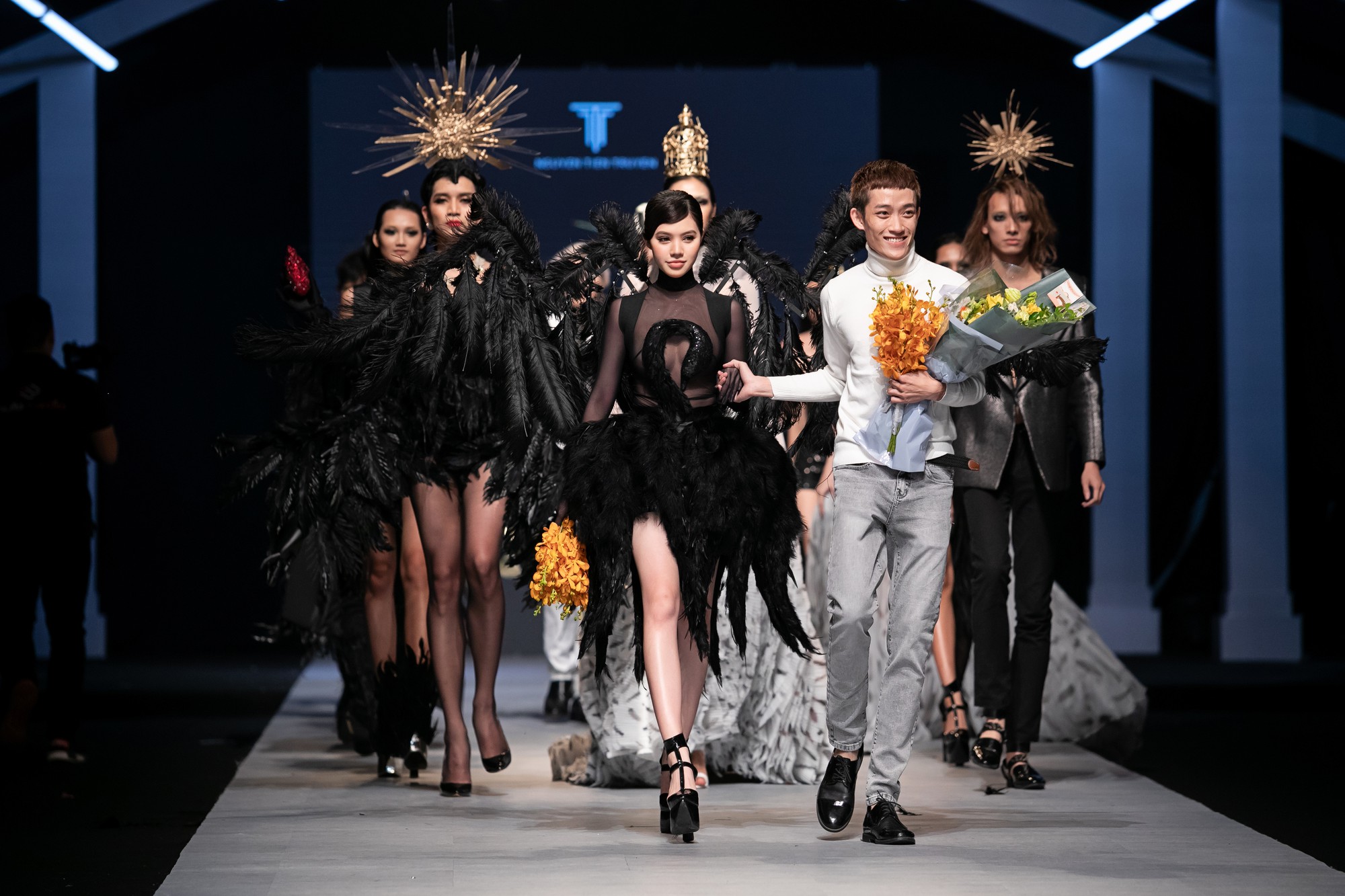 Vedette gắt nhất VIFW mùa này: Jolie Nguyễn hóa thiên nga đen siêu sexy, trở lại runway sau 2 năm - Ảnh 5. Vedette gắt nhất VIFW mùa này: Jolie Nguyễn hóa thiên nga đen siêu sexy, trở lại runway sau 2 năm - Ảnh 5.