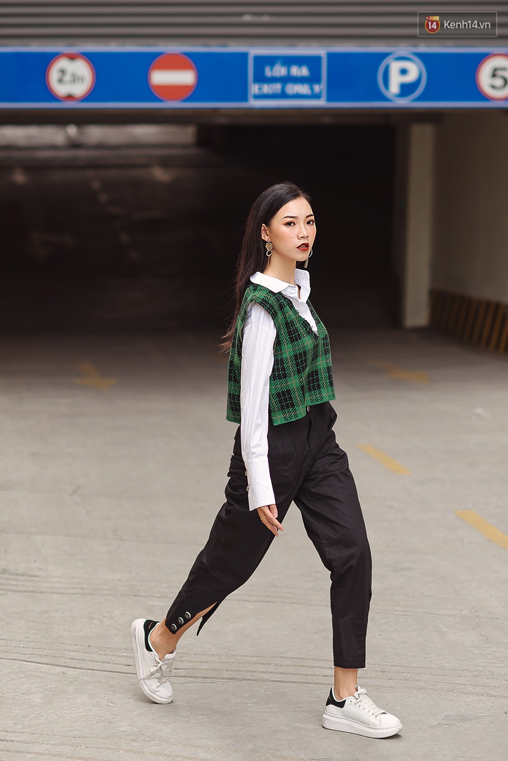 Street style 2 miền: miền Bắc lên đồ thu toàn màu nổi đẹp miễn chê, miền Nam đơn giản mà trendy - Ảnh 4.