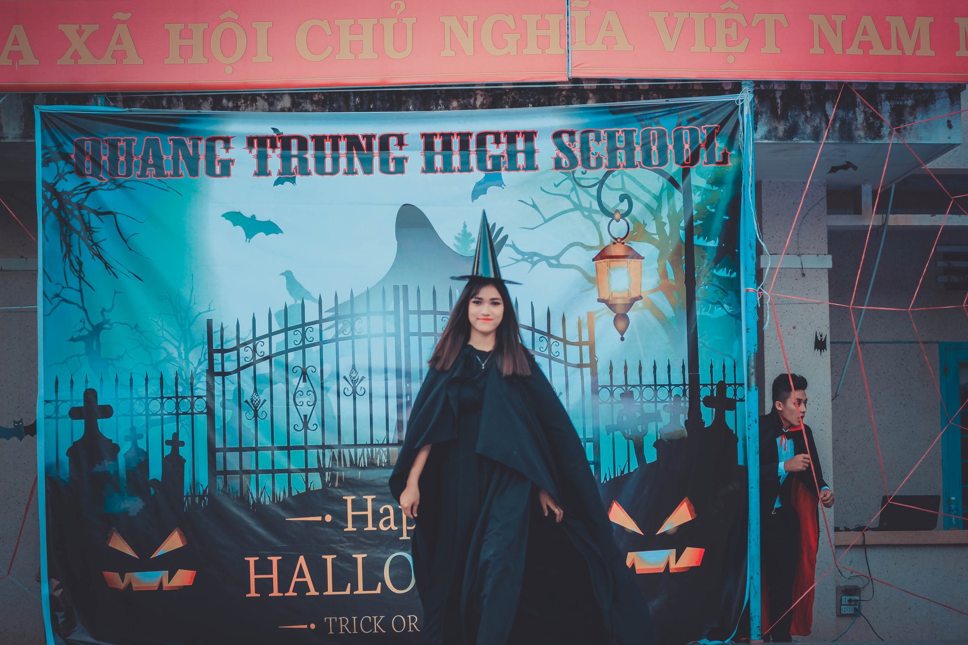 Đăng ảnh Halloween dọa người xem nhưng điều được chú ý nhất lại là trai xinh gái đẹp của trường - Ảnh 10. Đăng ảnh Halloween dọa người xem nhưng điều được chú ý nhất lại là trai xinh gái đẹp của trường - Ảnh 10.