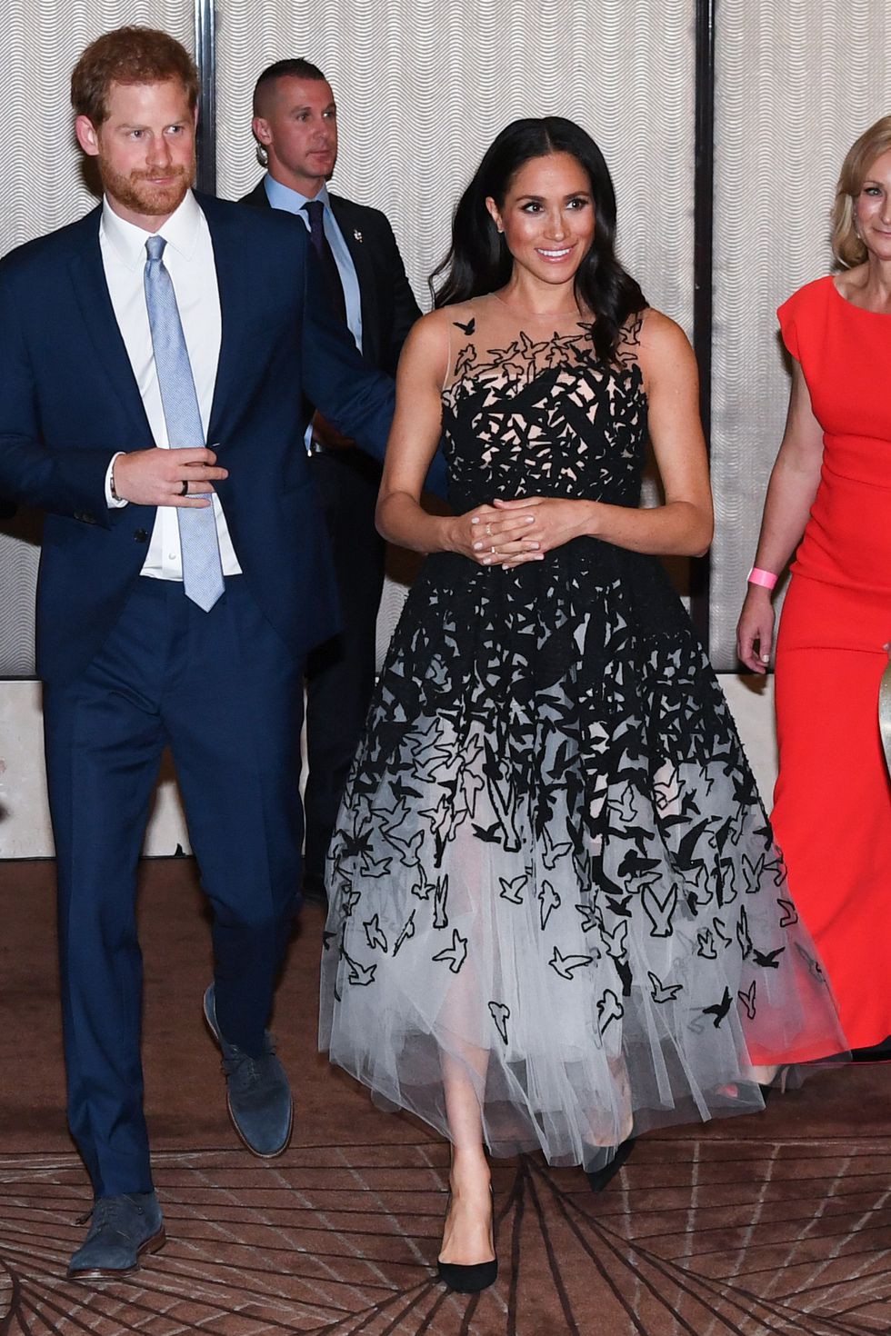 Vài ngày sau khi diện đầm 300 triệu VNĐ, Công nương Meghan xuất hiện với váy bầu bình dân có giá chỉ 1 triệu VNĐ - Ảnh 2.