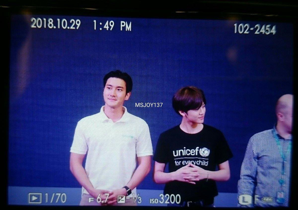 Sáng vừa thả thính sẽ đến Việt Nam, Siwon hiện đã có mặt tại trường đại học ở Hà Nội cùng thành viên NCT - Ảnh 2.
