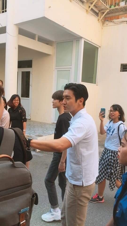 Siwon và mỹ nam NCT bất ngờ đến thăm trường đại học ở Hà Nội: Ngoài đời đẹp trai đến mức khó tin! - Ảnh 10.