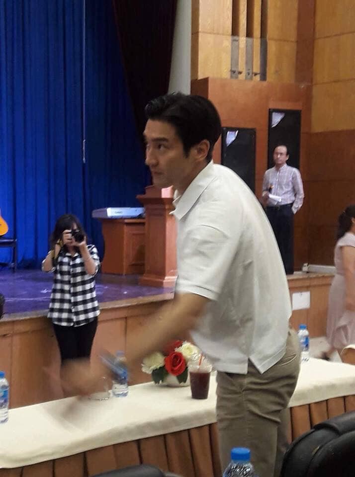 Hàng loạt sinh viên Hà Nội bất ngờ khoe ảnh được thấy Siwon Choi bằng xương bằng thịt ngoài đời - Ảnh 6. Hàng loạt sinh viên Hà Nội bất ngờ khoe ảnh được thấy Siwon Choi bằng xương bằng thịt ngoài đời - Ảnh 6.