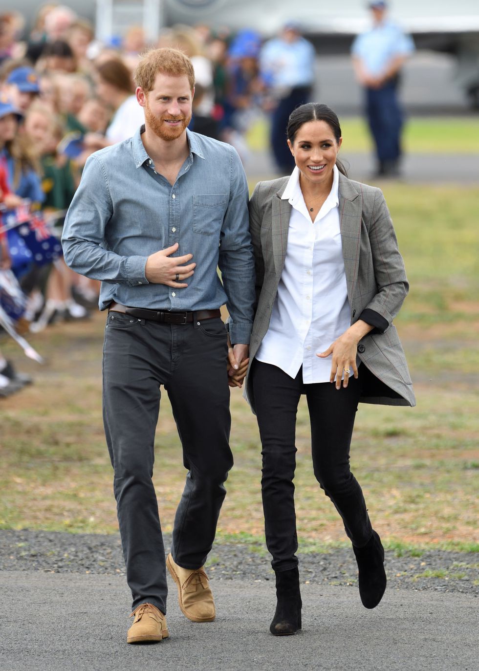 Vài ngày sau khi diện đầm 300 triệu VNĐ, Công nương Meghan xuất hiện với váy bầu bình dân có giá chỉ 1 triệu VNĐ - Ảnh 5.
