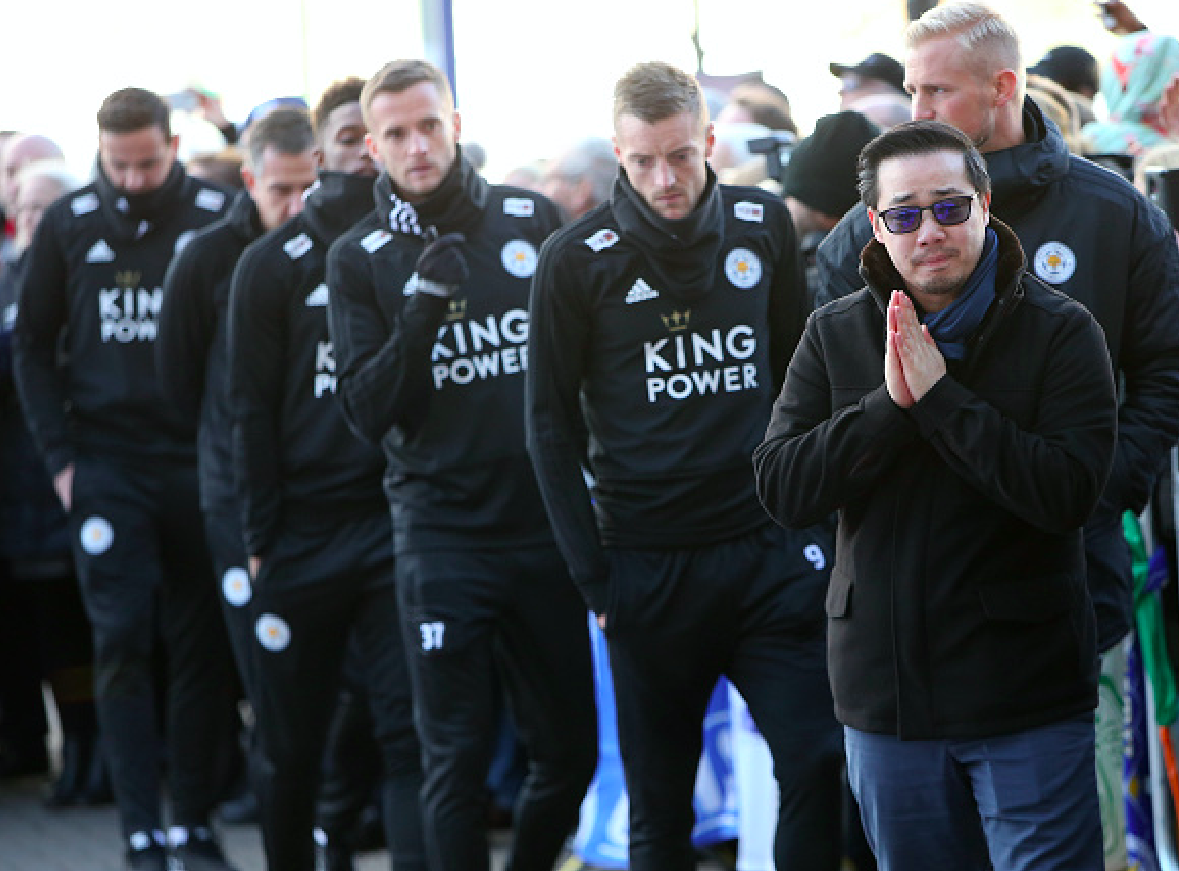 Tập thể cầu thủ Leicester chết lặng trước khu tưởng niệm vị Chủ tịch quá cố - Ảnh 3.