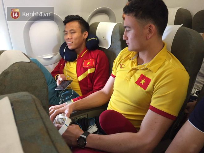 Tuyển thủ tuyển Việt Nam cũng phải trải qua chuyến bay bão tố khi tới Indonesia đá trận bán kết lượt đi AFF Cup 2 năm trước - Ảnh 2.