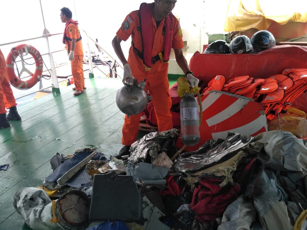 Hình ảnh máy bay Boeing 737 rơi xuống biển tại Indonesia - Ảnh 6.