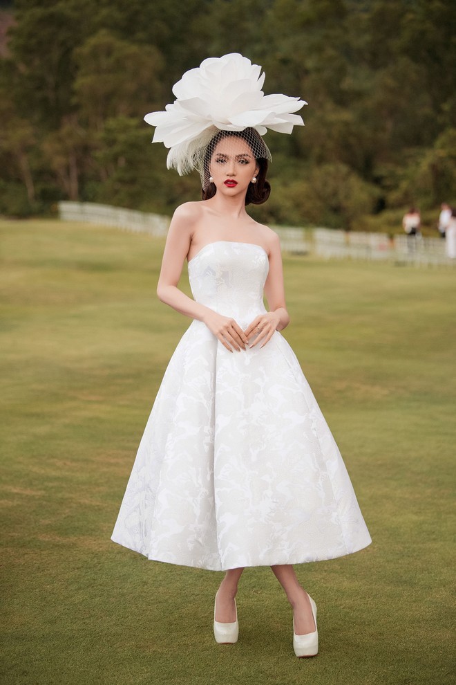 Hương Giang đội hoa như b&agrave; ho&agrave;ng tr&ecirc;n poster The Tiffanys Vietnam nhưng người ta lại thấy lỗi photoshop to đ&ugrave;ng - Ảnh 2.