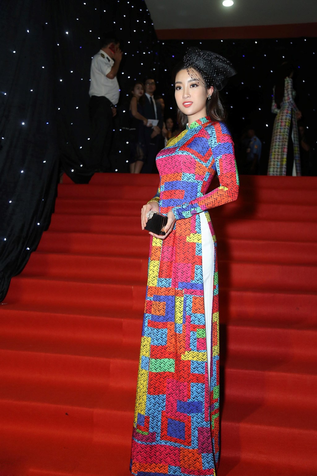 Bình thường lên đồ cũng xinh, mỗi tội cứ đến Fashion Week là Hoa Hậu Mỹ Linh lại mặc linh tinh vì ham... giật giũ - Ảnh 6. Bình thường lên đồ cũng xinh, mỗi tội cứ đến Fashion Week là Hoa Hậu Mỹ Linh lại mặc linh tinh vì ham... giật giũ - Ảnh 6.