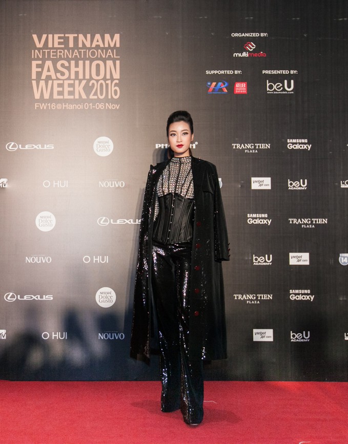 Bình thường lên đồ cũng xinh, mỗi tội cứ đến Fashion Week là Hoa Hậu Mỹ Linh lại mặc linh tinh vì ham... giật giũ - Ảnh 5. Bình thường lên đồ cũng xinh, mỗi tội cứ đến Fashion Week là Hoa Hậu Mỹ Linh lại mặc linh tinh vì ham... giật giũ - Ảnh 5.