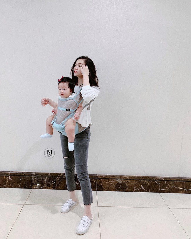 Street style hot mom tuần qua: Người bầu bí nhìn vẫn gọn gàng, người lên đồ đẹp xinh cả mẹ lẫn con - Ảnh 6.