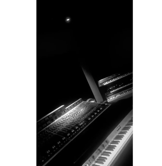 Tuy&ecirc;n bố ngừng ca h&aacute;t chưa được bao l&acirc;u, Ariana đ&atilde; rục rịch chuẩn bị album mới - Ảnh 1.
