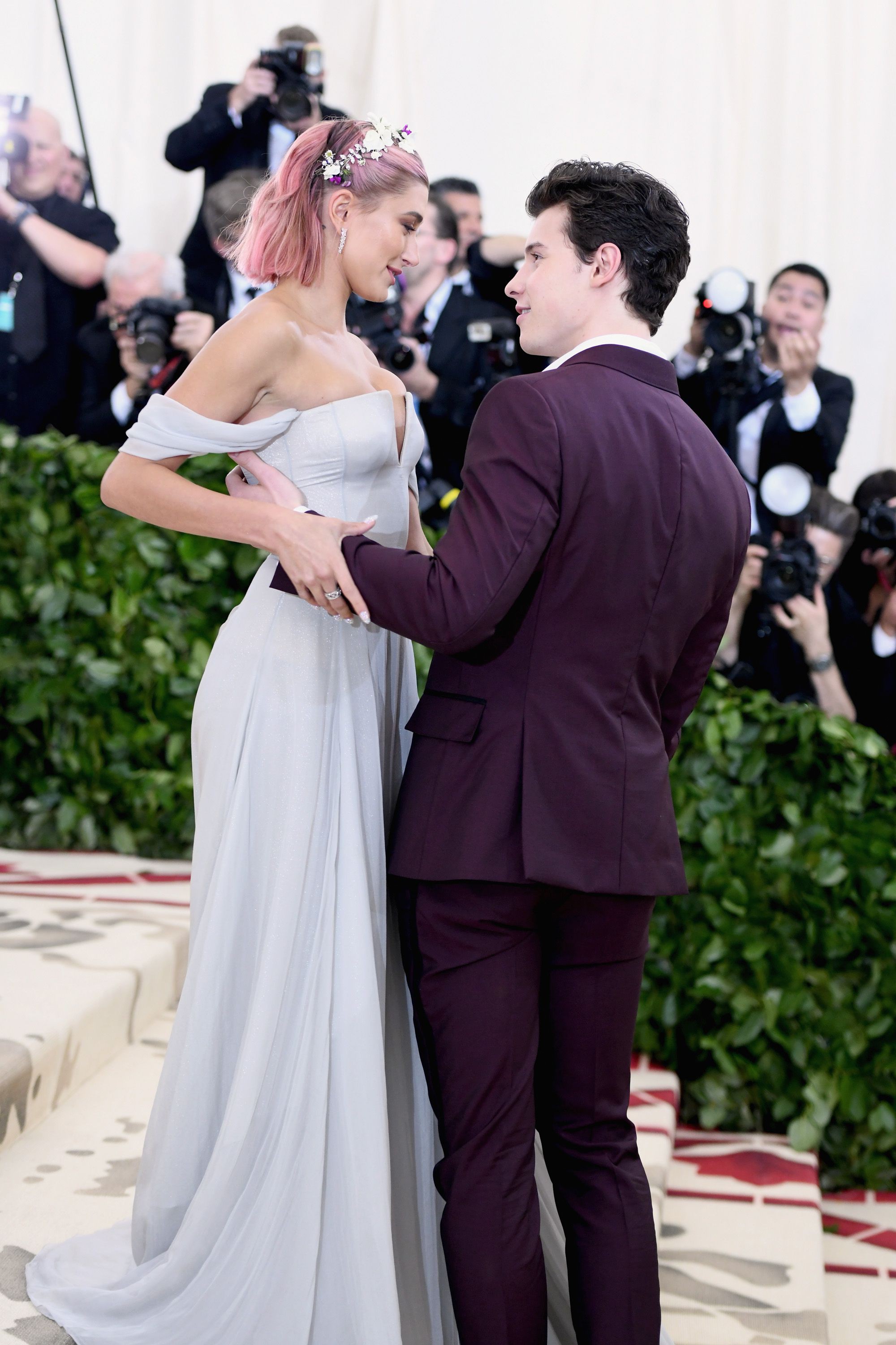 Shawn Mendes có câu trả lời bất ngờ khi được hỏi có muốn hát tại đám cưới của bạn gái cũ Hailey với Justin - Ảnh 1. Shawn Mendes có câu trả lời bất ngờ khi được hỏi có muốn hát tại đám cưới của bạn gái cũ Hailey với Justin - Ảnh 1.