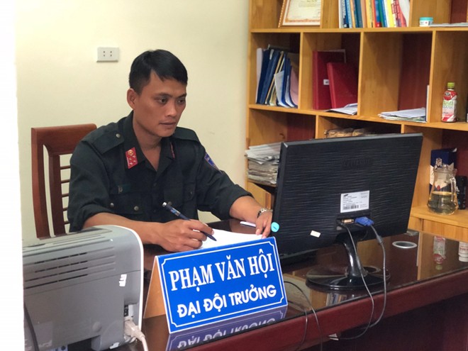 Cuộc trò chuyện cân não giữa Đại đội trưởng CSCĐ và đối tượng ôm lựu đạn cố thủ - Ảnh 1. Cuộc trò chuyện cân não giữa Đại đội trưởng CSCĐ và đối tượng ôm lựu đạn cố thủ - Ảnh 1.