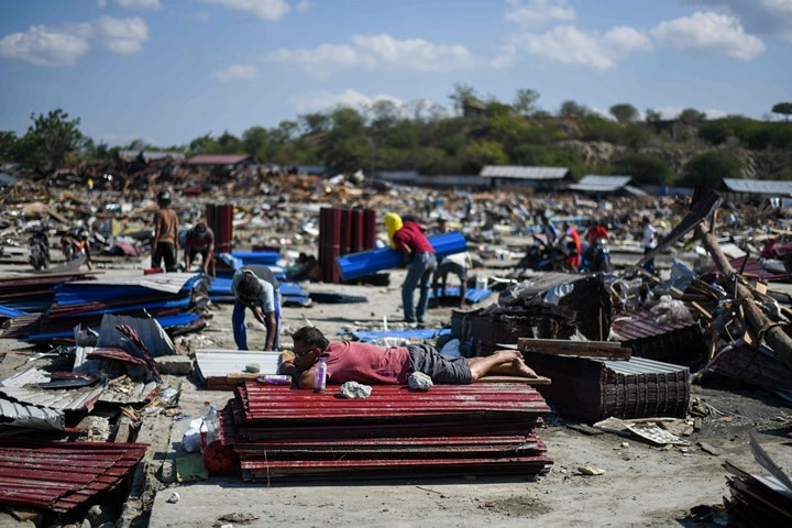 Tang thương những ngôi mộ tập thể trong động đất sóng thần Indonesia - Ảnh 14.
