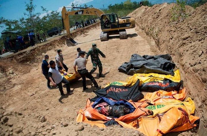 Tang thương những ngôi mộ tập thể trong động đất sóng thần Indonesia - Ảnh 11.