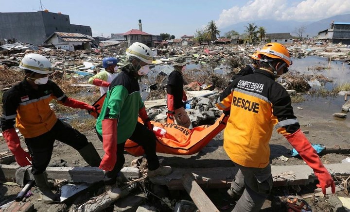 Tang thương những ngôi mộ tập thể trong động đất sóng thần Indonesia - Ảnh 3.
