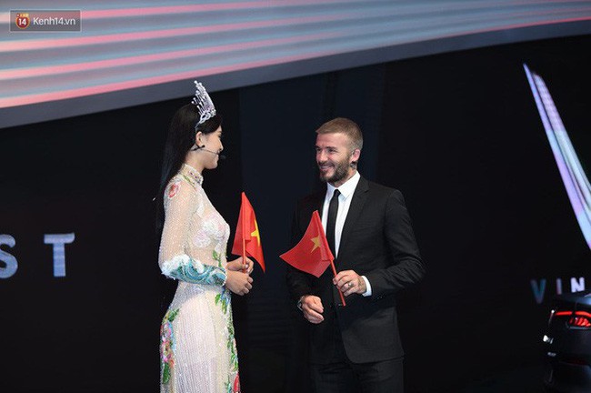 Diện áo dài sóng đôi cùng danh thủ David Beckham, HH Tiểu Vy bất ngờ đụng độ bất phân thắng bại với HHen Niê - Ảnh 5.