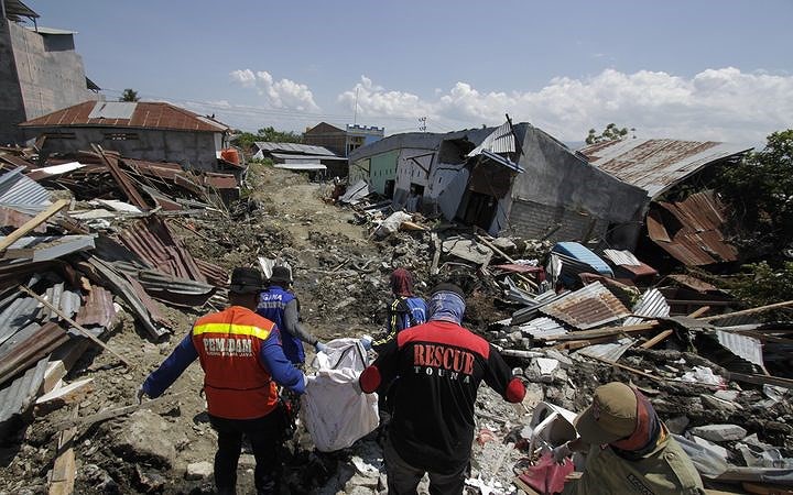 Tang thương những ngôi mộ tập thể trong động đất sóng thần Indonesia - Ảnh 6.