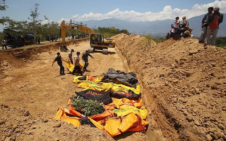 Tang thương những ngôi mộ tập thể trong động đất sóng thần Indonesia - Ảnh 7.