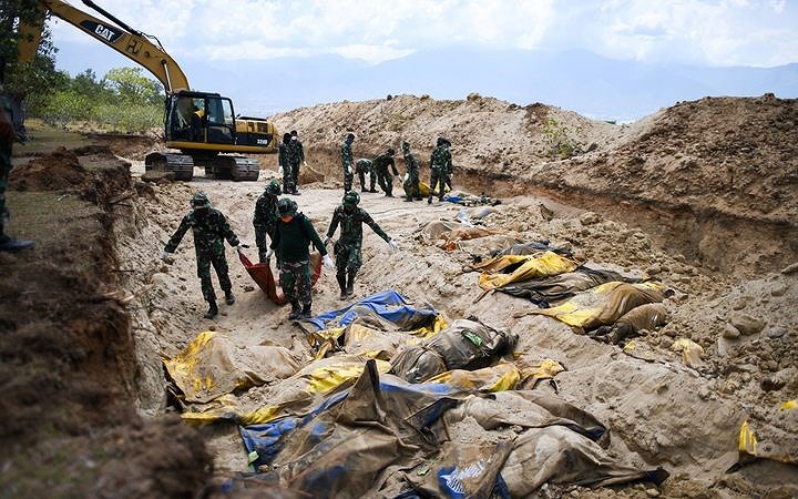 Tang thương những ngôi mộ tập thể trong động đất sóng thần Indonesia - Ảnh 9.