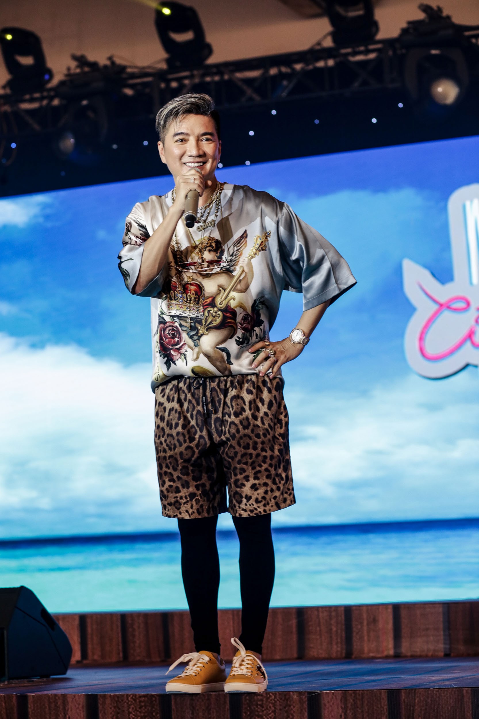 Kêu gọi bạn bè mua album trong ngày sinh nhật, Đàm Vĩnh Hưng dùng toàn bộ 200 triệu bán đĩa để làm điều ý nghĩa này - Ảnh 1. Kêu gọi bạn bè mua album trong ngày sinh nhật, Đàm Vĩnh Hưng dùng toàn bộ 200 triệu bán đĩa để làm điều ý nghĩa này - Ảnh 1.