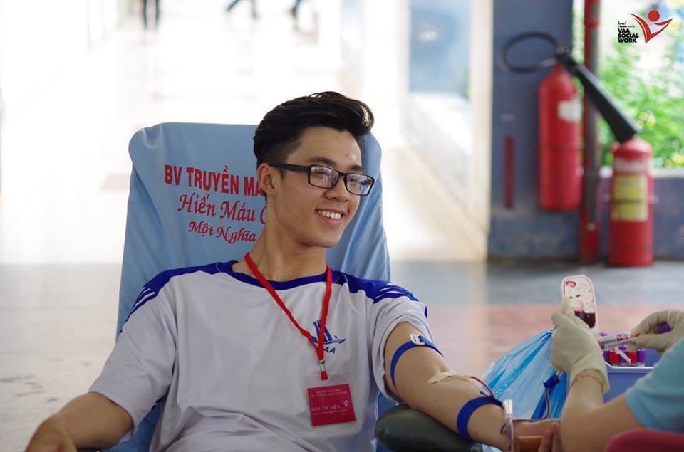 Cười tươi khi đi hiến máu, nam sinh đẹp trai lộ tên thật đặc biệt khi được hỏi xin info - Ảnh 1. Cười tươi khi đi hiến máu, nam sinh đẹp trai lộ tên thật đặc biệt khi được hỏi xin info - Ảnh 1.
