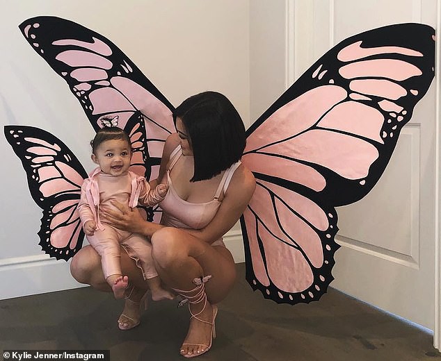 Kylie Jenner hóa trang Halloween thành bươm bướm sexy, tặng mẹ món quà cực chất trị giá 5,8 tỷ - Ảnh 3.