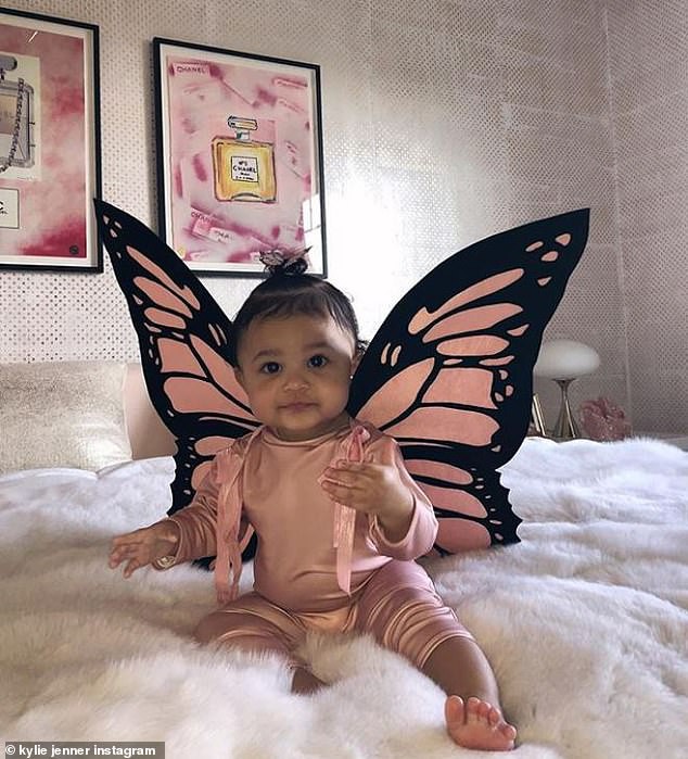 Kylie Jenner hóa trang Halloween thành bươm bướm sexy, tặng mẹ món quà cực chất trị giá 5,8 tỷ - Ảnh 4.