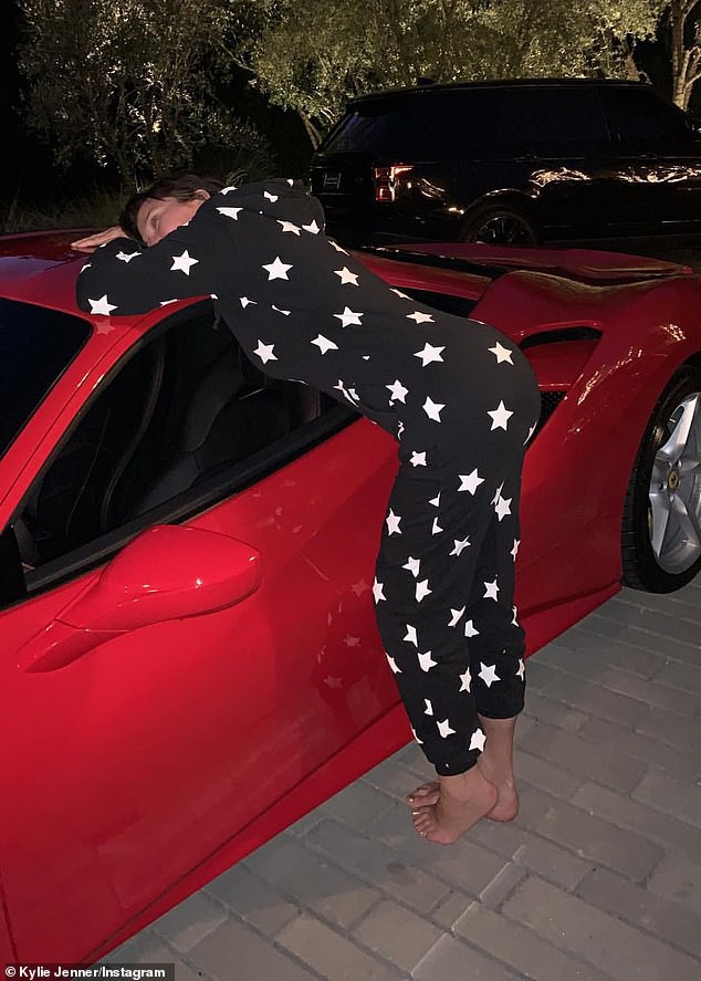 Kylie Jenner hóa trang Halloween thành bươm bướm sexy, tặng mẹ món quà cực chất trị giá 5,8 tỷ - Ảnh 8.