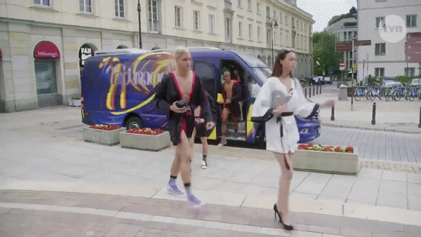 Next Top Ba Lan yêu cầu thí sinh mặc... nội y chạy ngoài đường để chụp hình - Ảnh 1.