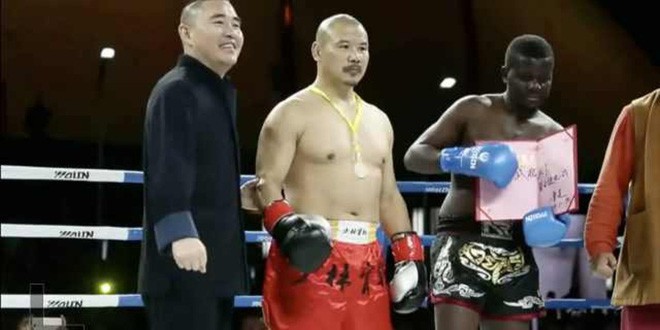 Góc gian dối: Nhà vô địch boxing mà cao thủ Thiếu Lâm nốc-ao trong 43 giây thực ra là du học sinh được thuê về diễn - Ảnh 2.