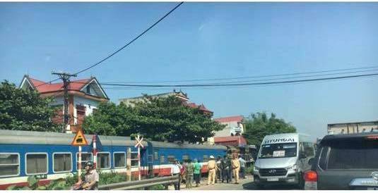 Bắc Giang: Xe bồn đâm trực diện tàu hỏa, lái tàu gãy chân - Ảnh 2.