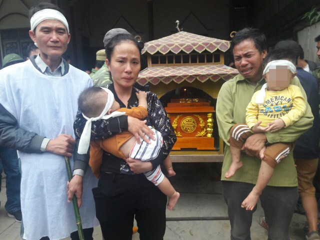 Vụ c&ocirc; gi&aacute;o mầm non tử vong khi va chạm với xe hiệu trưởng: Quặn l&ograve;ng cảnh con thơ b&aacute;m lấy b&agrave; đ&ograve;i sữa - Ảnh 1.