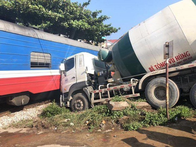 Bắc Giang: Xe bồn đâm trực diện tàu hỏa, lái tàu gãy chân - Ảnh 3.