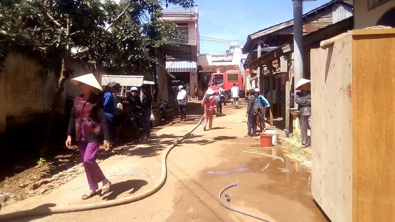 Cháy lớn ở Đắk Lắk, 3 căn nhà bị thiêu rụi, cả khu dân cư náo loạn - Ảnh 4. Cháy lớn ở Đắk Lắk, 3 căn nhà bị thiêu rụi, cả khu dân cư náo loạn - Ảnh 4.