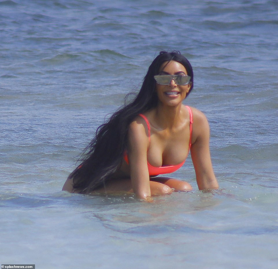 Đường cong đã khủng, Kim Kardashian còn mặc áo nhỏ xíu bức tử vòng 1 đi tắm biển với con nhỏ - Ảnh 9. Đường cong đã khủng, Kim Kardashian còn mặc áo nhỏ xíu bức tử vòng 1 đi tắm biển với con nhỏ - Ảnh 9.