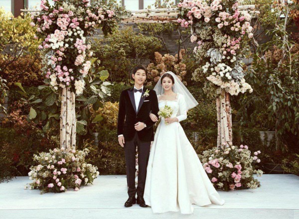 Tròn 1 năm ngày cưới, vợ chồng Song Joong Ki - Song Hye Kyo đã được nhắc đến trong các show thực tế nào? - Ảnh 1.