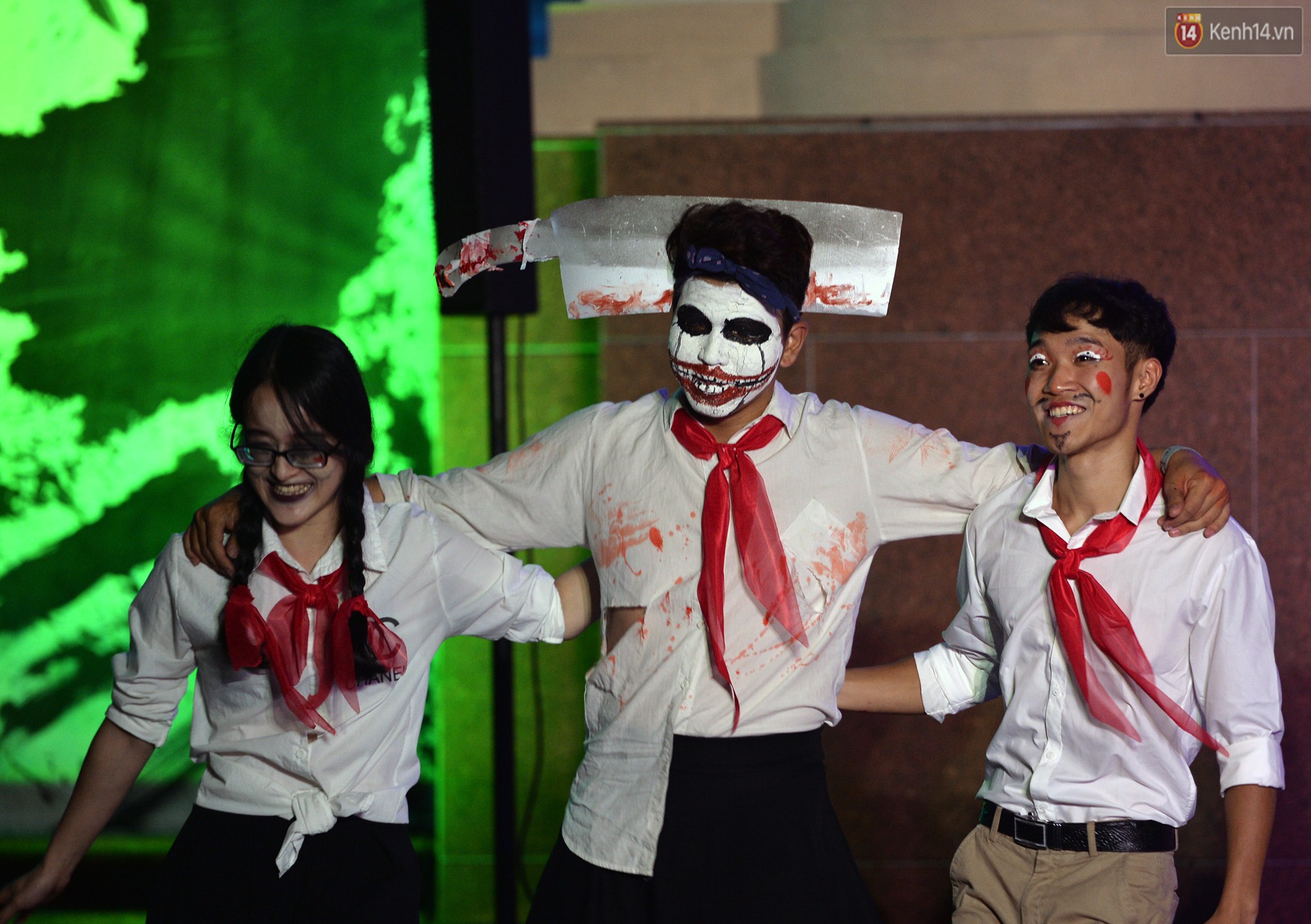 Sàn catwalk kinh dị nhất đêm Halloween: Người mẫu máu me đầy mình, gương mặt nát bét dọa khán giả phát khiếp - Ảnh 1. Sàn catwalk kinh dị nhất đêm Halloween: Người mẫu máu me đầy mình, gương mặt nát bét dọa khán giả phát khiếp - Ảnh 1.
