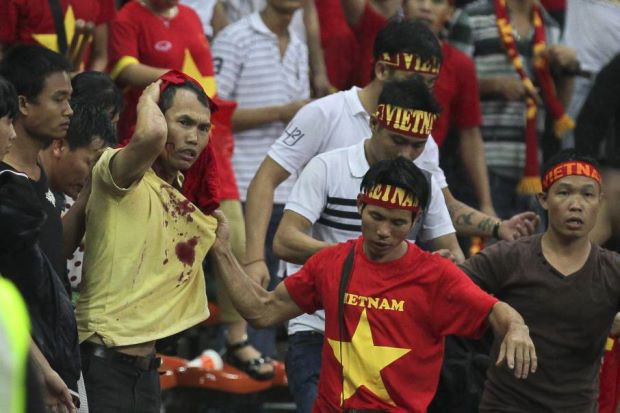 CĐV Malaysia hành hung CĐV Việt Nam và những scandal nhức nhối trong lịch sử AFF Cup - Ảnh 6.