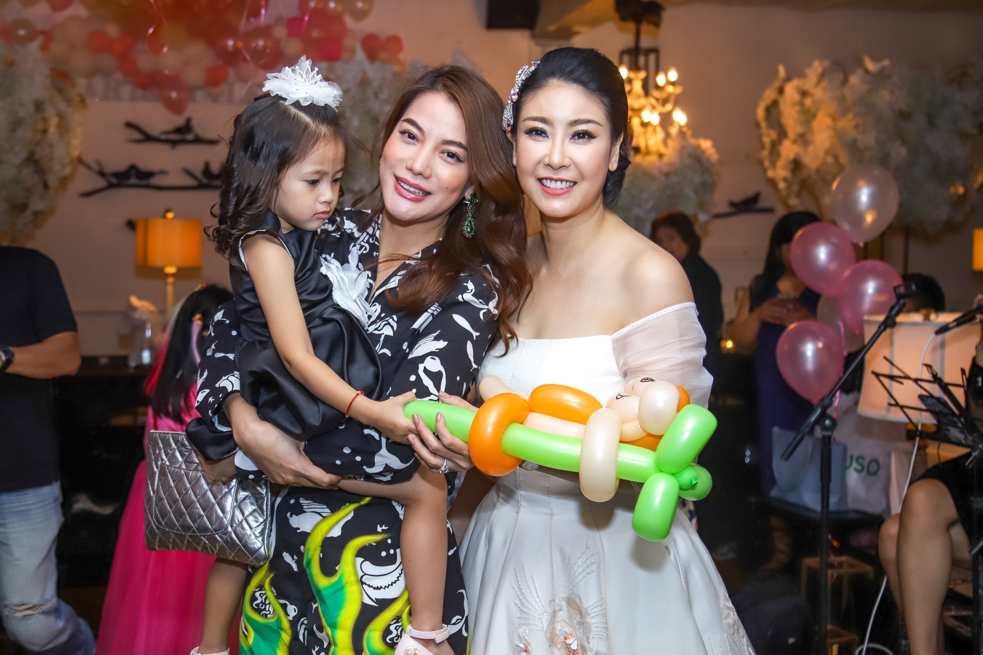 Sau khi tháo sụn mũi vì sợ hoại tử, Lệ Quyên rạng rỡ đi dự sinh nhật con gái Hoa hậu Hà Kiều Anh - Ảnh 8. Sau khi tháo sụn mũi vì sợ hoại tử, Lệ Quyên rạng rỡ đi dự sinh nhật con gái Hoa hậu Hà Kiều Anh - Ảnh 8.