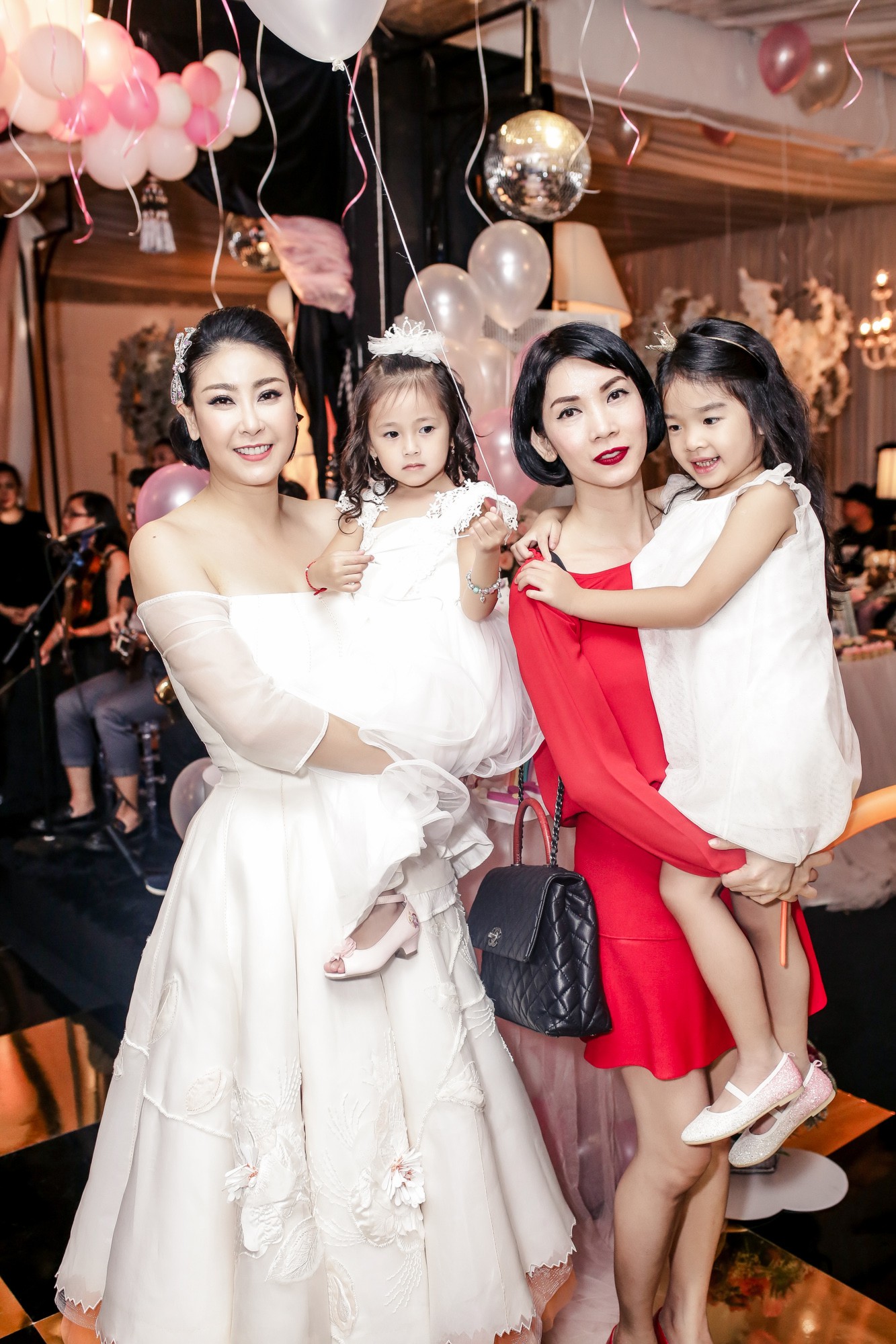 Sau khi tháo sụn mũi vì sợ hoại tử, Lệ Quyên rạng rỡ đi dự sinh nhật con gái Hoa hậu Hà Kiều Anh - Ảnh 9. Sau khi tháo sụn mũi vì sợ hoại tử, Lệ Quyên rạng rỡ đi dự sinh nhật con gái Hoa hậu Hà Kiều Anh - Ảnh 9.